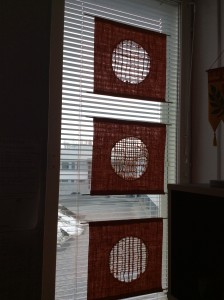 Our textileworkclass made a sundecoration to the teachersroom window. It was made using very old technigue and it´s made of coloured linen.